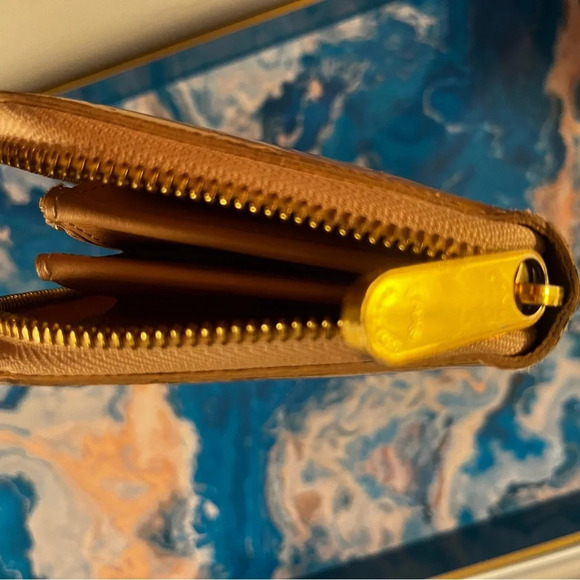 ⭐️ Louis Vuitton Authentic tan/butterscotch zippy Vernis wallet GUC - Picture 7 of 16